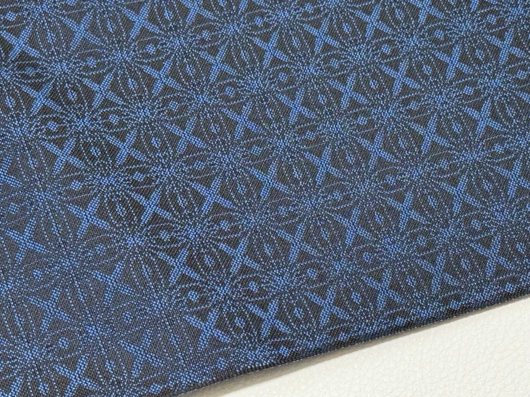 新品未使用　お召 西陣織 正絹 反物　先染め　広幅　濃いブルー　御召機の匠　幾何