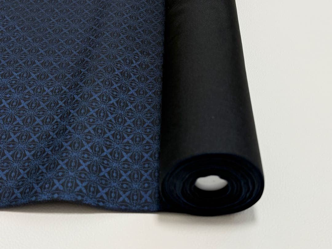 新品未使用　お召 西陣織 正絹 反物　先染め　広幅　濃いブルー　御召機の匠　幾何