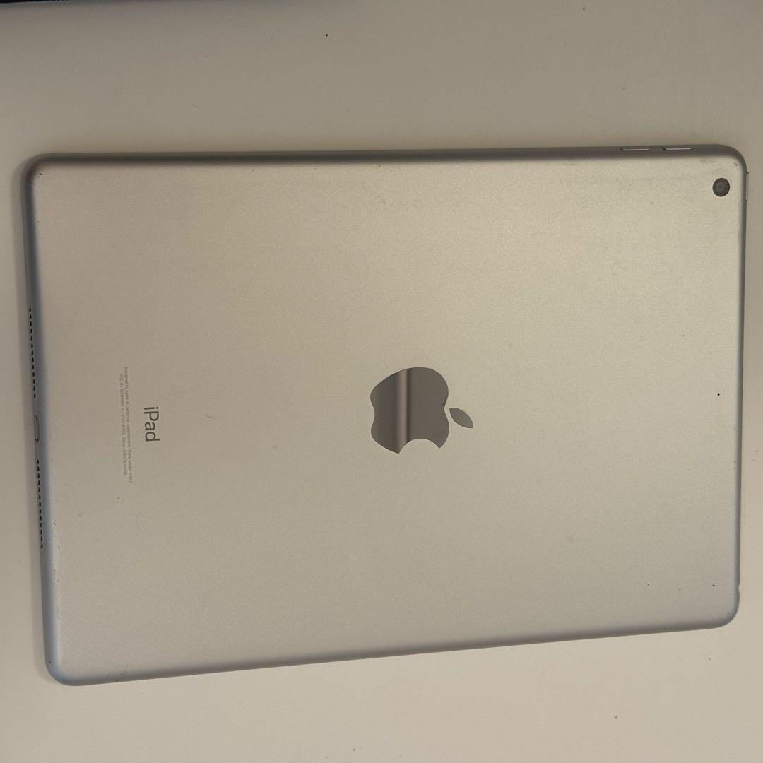 Apple iPad 第6世代　シルバー　32GB 本体