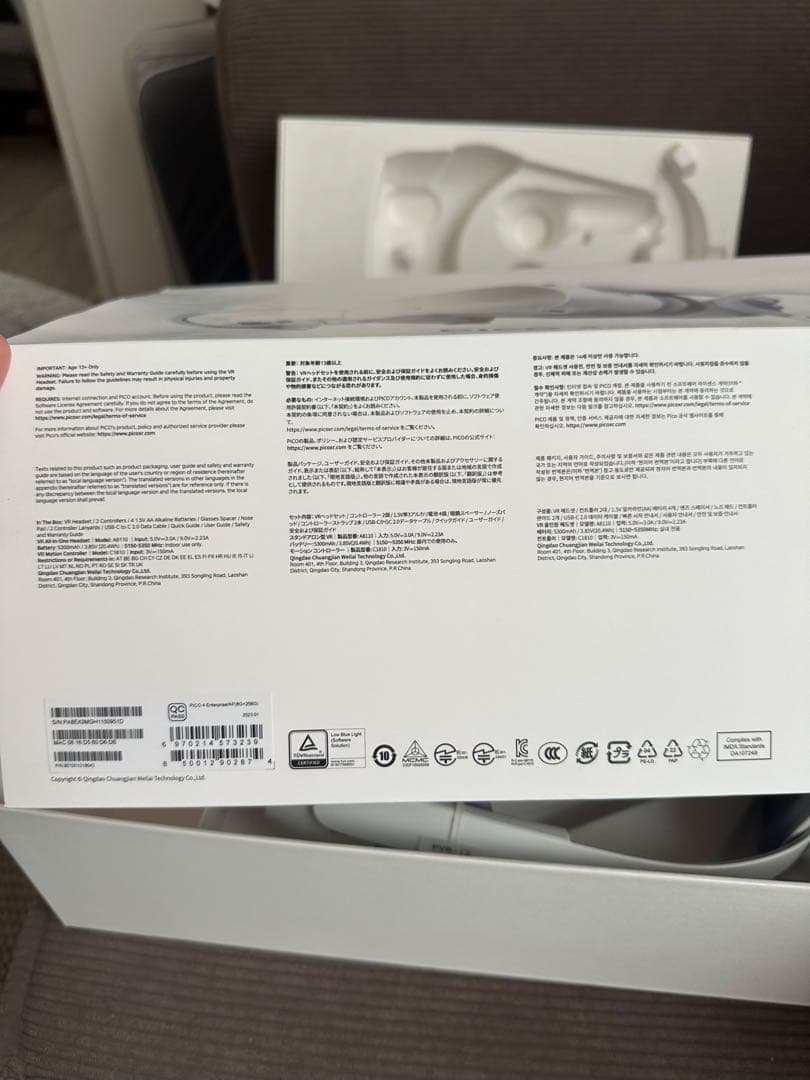 PICO 4 VRヘッドセットとコントローラー