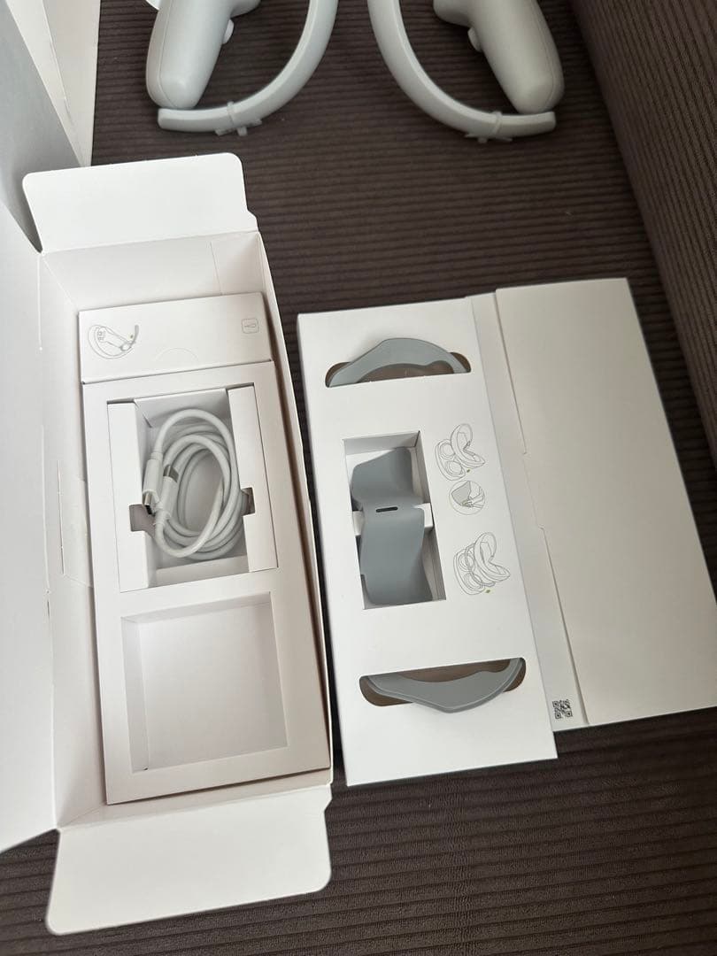 PICO 4 VRヘッドセットとコントローラー