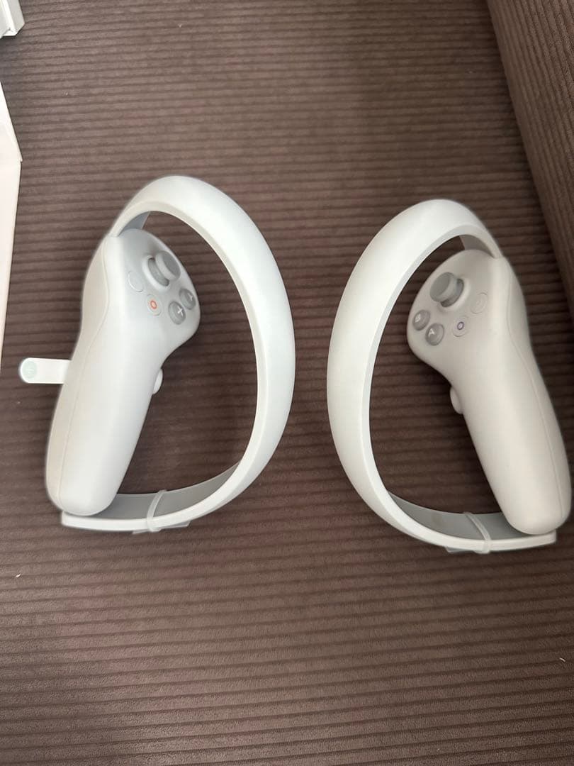PICO 4 VRヘッドセットとコントローラー