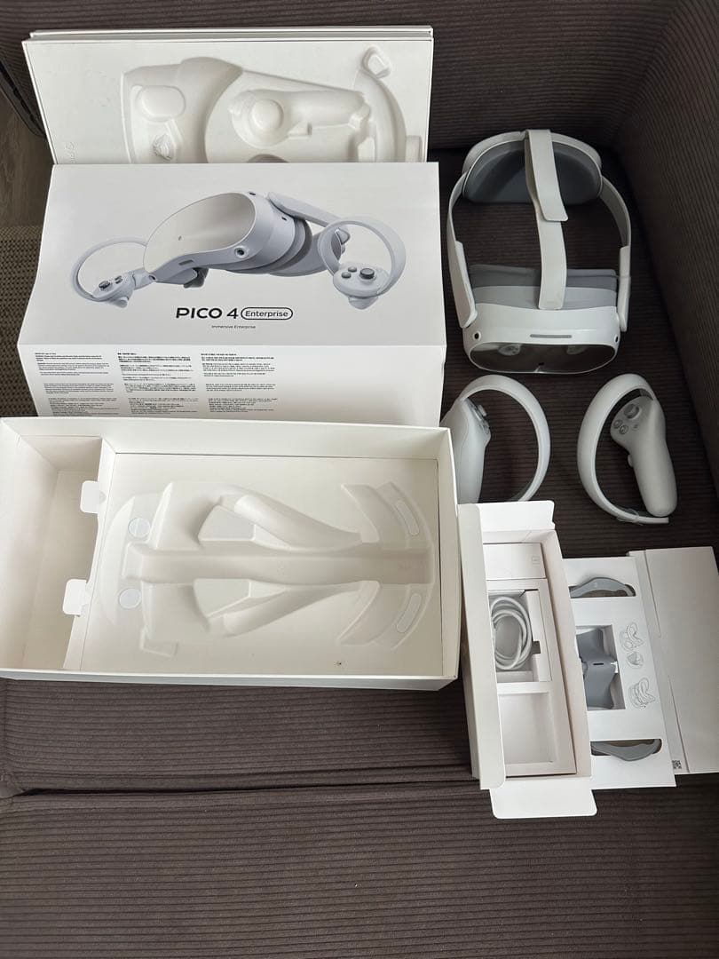 PICO 4 VRヘッドセットとコントローラー