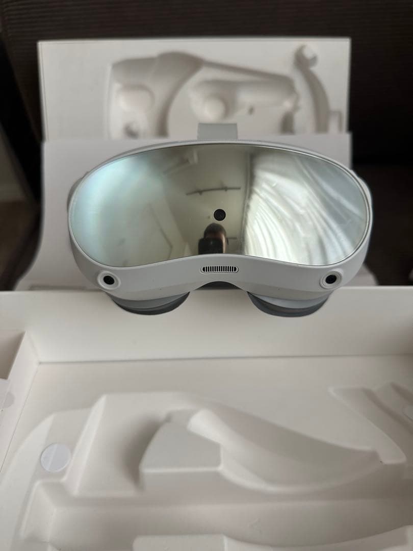 PICO 4 VRヘッドセットとコントローラー