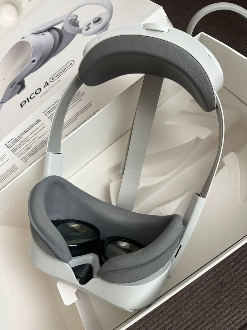 PICO 4 VRヘッドセットとコントローラー