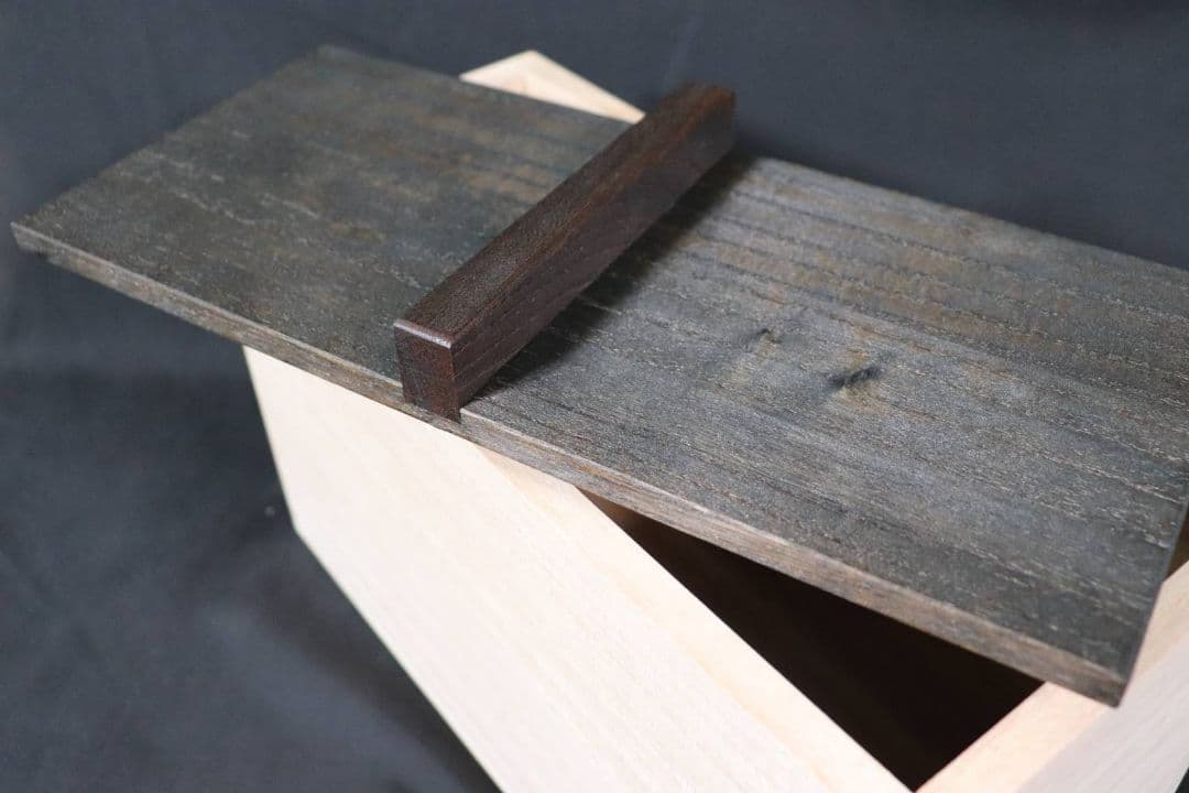 ゆうちゃん【新米保管にオススメ】黒漆塗り　ブラック桐米櫃　5キロ用