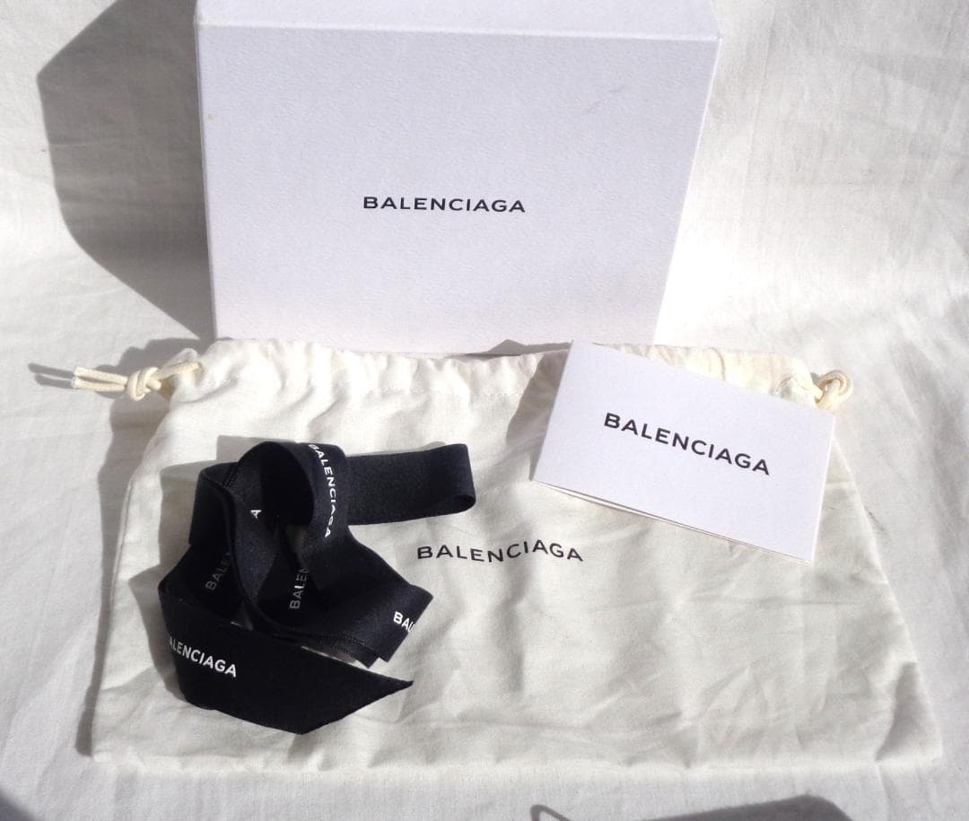 美品 BALENCIAGA パンチングロゴレザーラウンドジップ二つ折り財布 黒