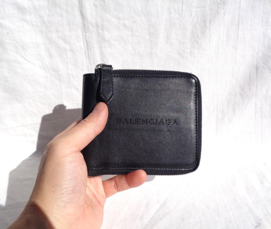 美品 BALENCIAGA パンチングロゴレザーラウンドジップ二つ折り財布 黒