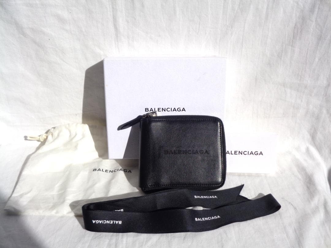 美品 BALENCIAGA パンチングロゴレザーラウンドジップ二つ折り財布 黒