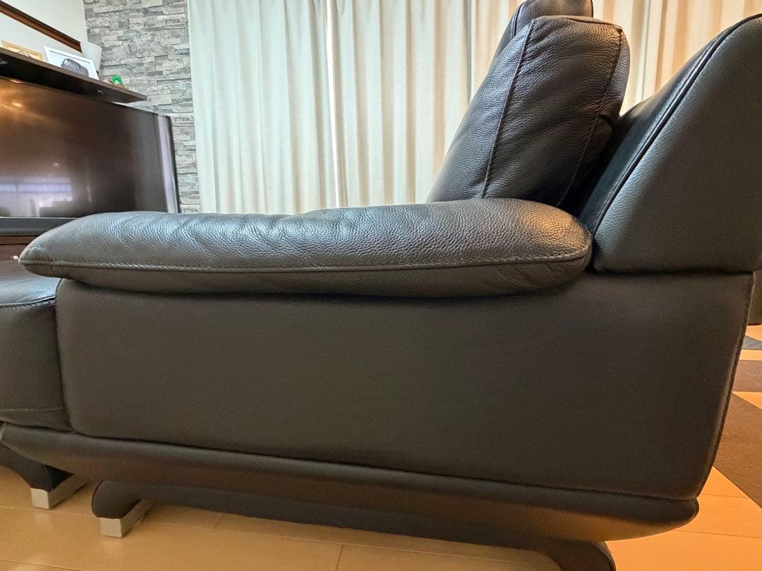 IDC大塚家具ソファ3人掛け　本革　黒　中古