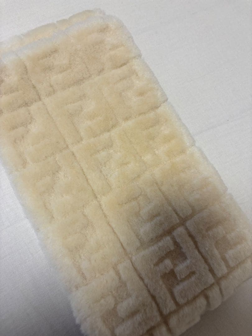 FENDI カメリアカラーシープスキンスカーフ ホワイト　マフラー