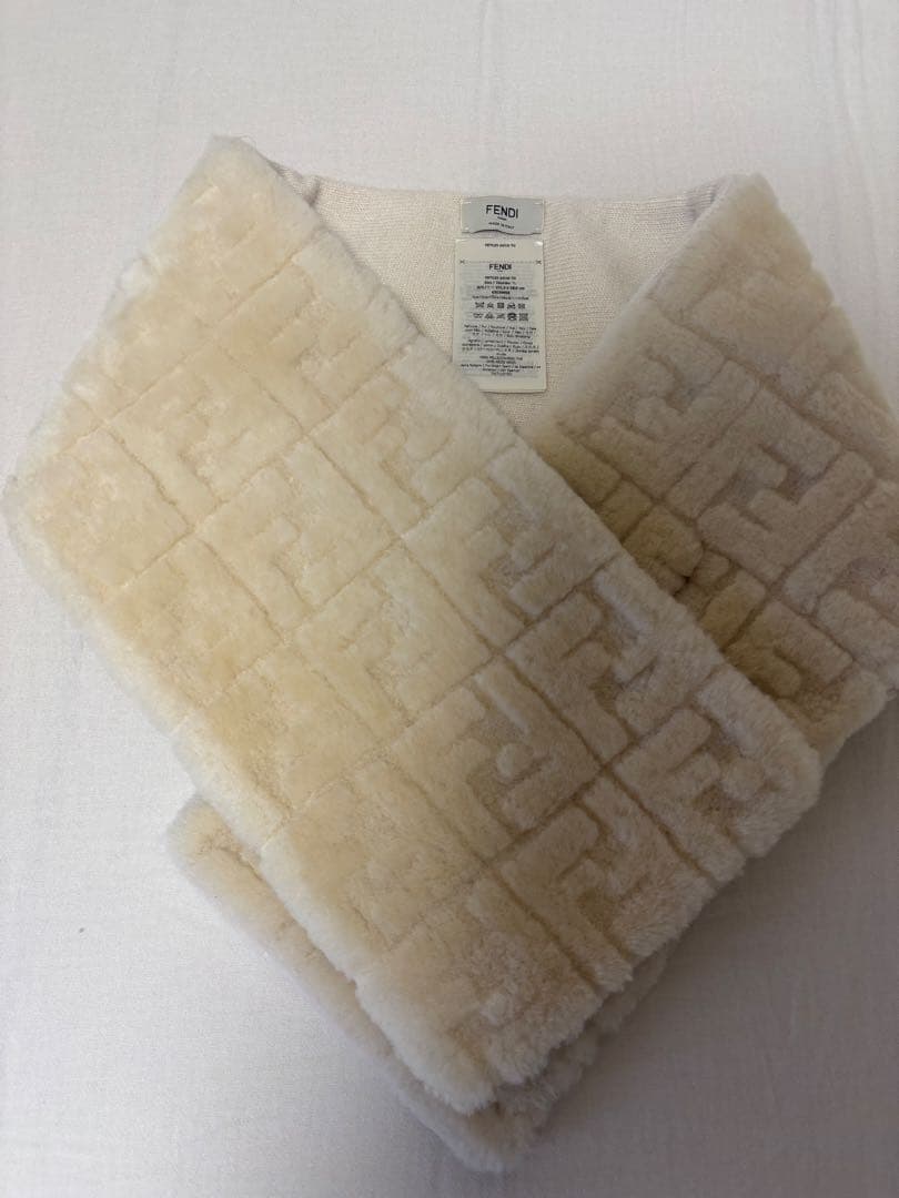 FENDI カメリアカラーシープスキンスカーフ ホワイト　マフラー