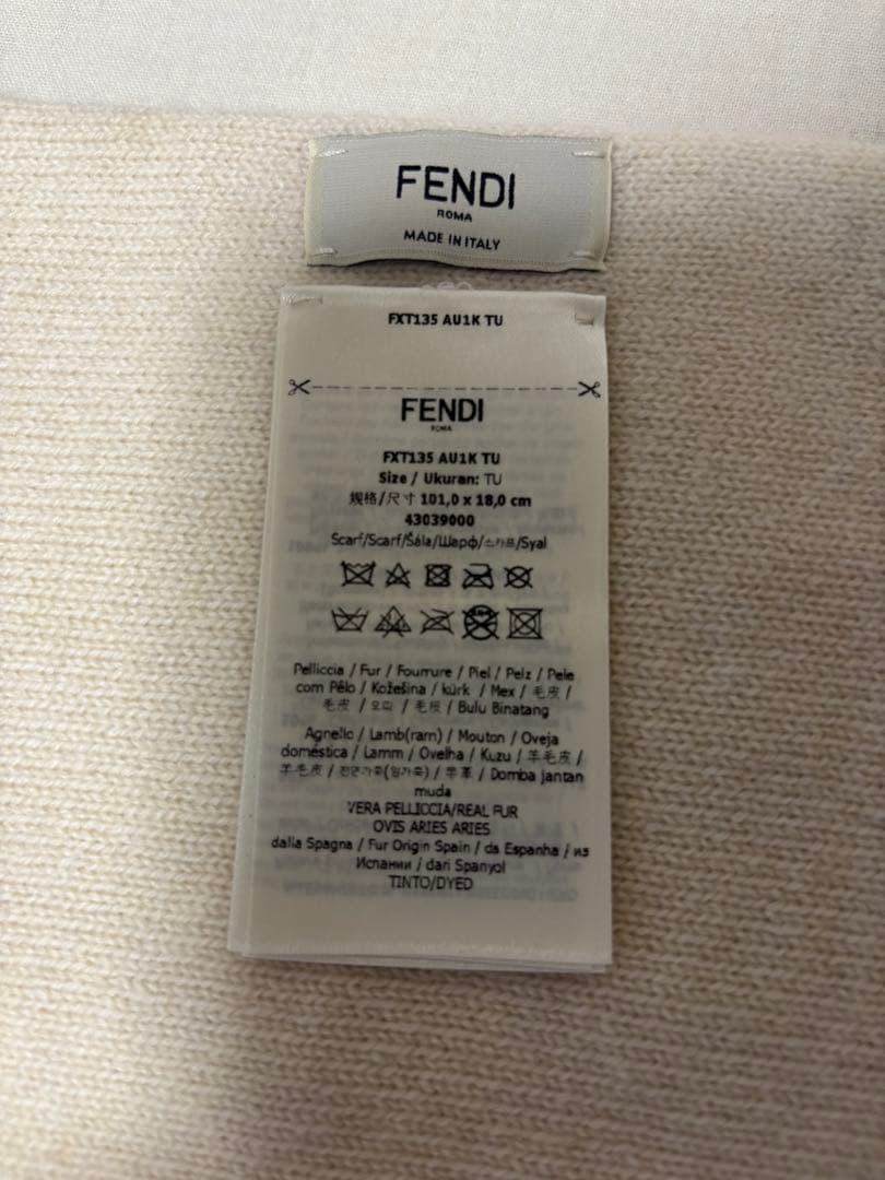 FENDI カメリアカラーシープスキンスカーフ ホワイト　マフラー