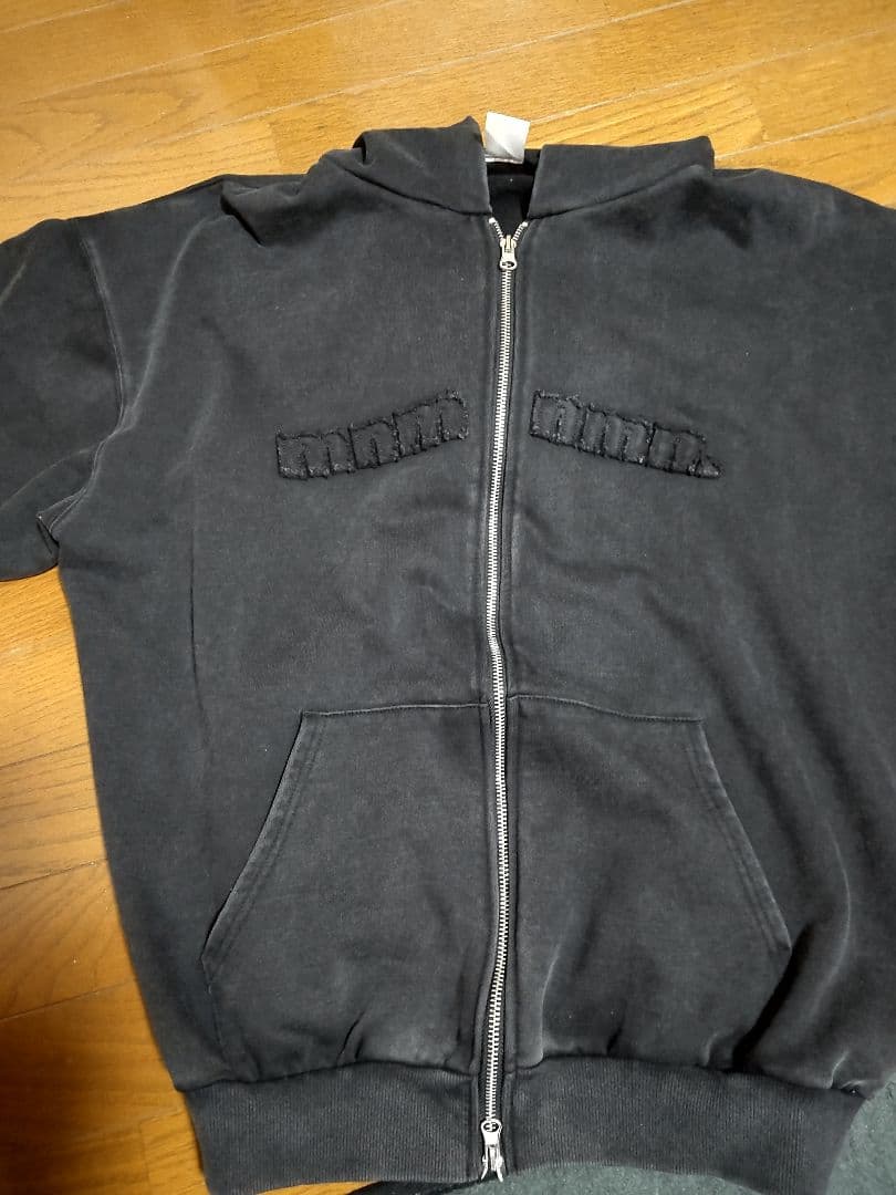 生見愛瑠 mnふーでぃーパーカー