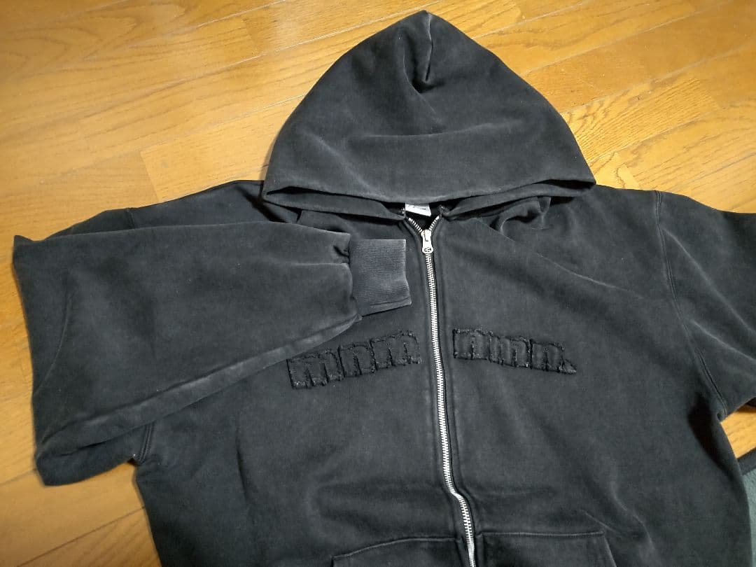 生見愛瑠 mnふーでぃーパーカー