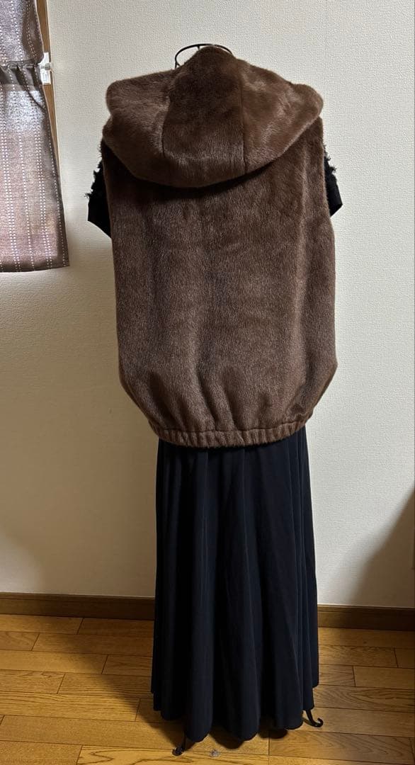 【ATELIER BRUGGE】シャーリングファーフーデッドベスト　2025