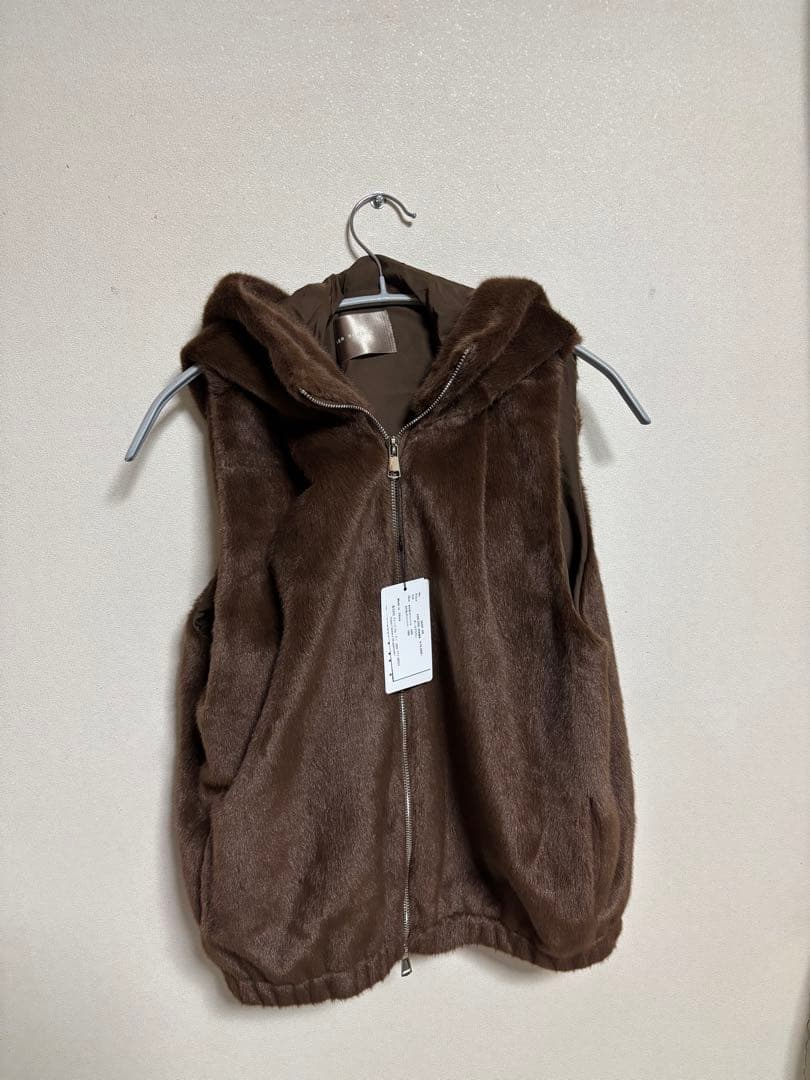 【ATELIER BRUGGE】シャーリングファーフーデッドベスト　2025