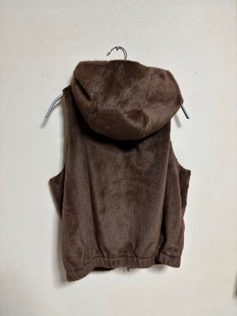 【ATELIER BRUGGE】シャーリングファーフーデッドベスト　2025