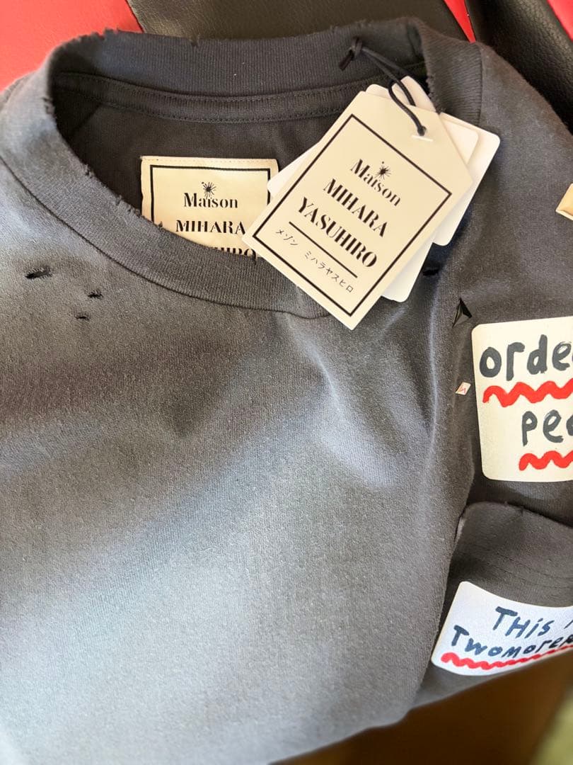 新作メゾンミハラヤスヒロ ステッカー L/S TEE