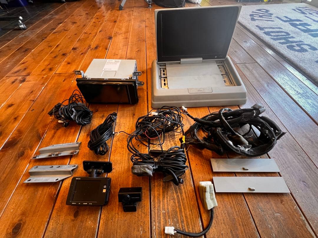 トヨタ カーナビ 08605-90B50ハイエース外し