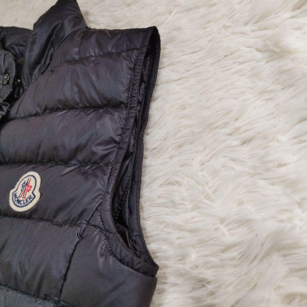 18382✨ MONCLER LIANE ライトダウンベスト 黒 ワッペンロゴ