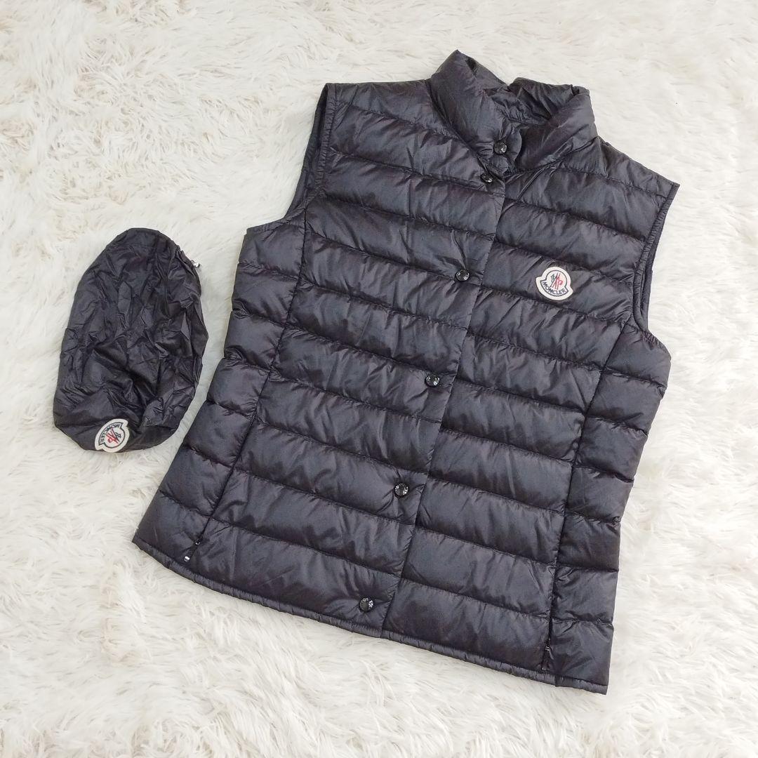 18382✨ MONCLER LIANE ライトダウンベスト 黒 ワッペンロゴ