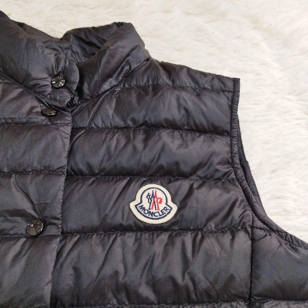 18382✨ MONCLER LIANE ライトダウンベスト 黒 ワッペンロゴ