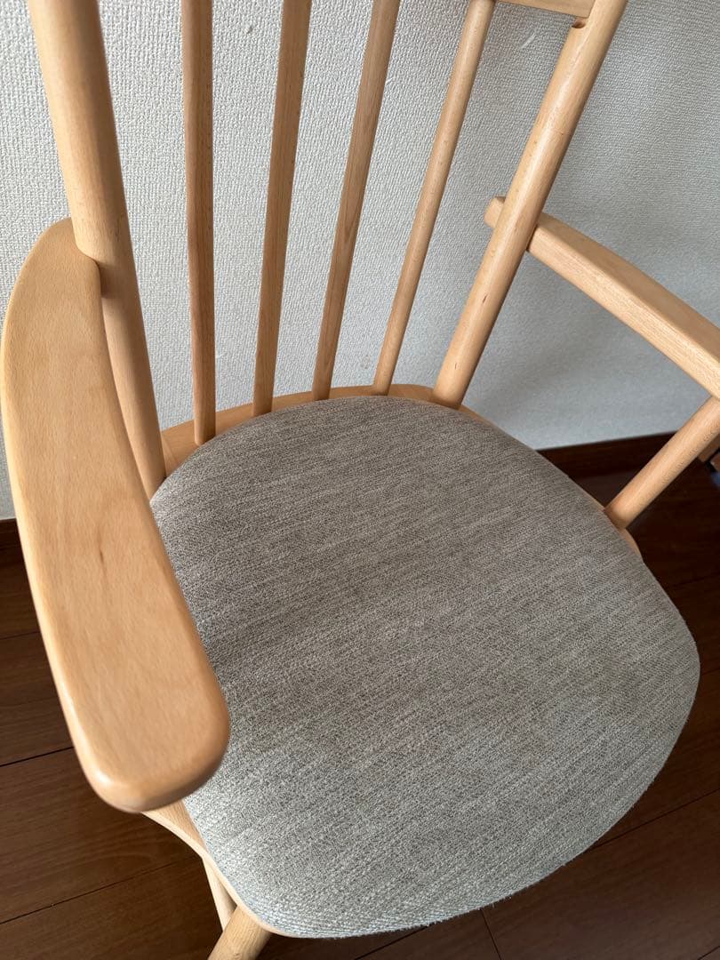ナチュラル木製アームチェア グレークッション