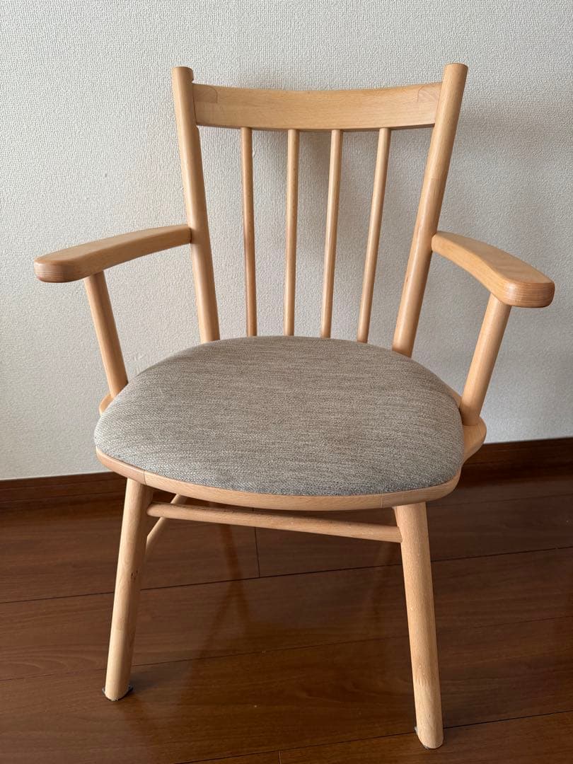 ナチュラル木製アームチェア グレークッション