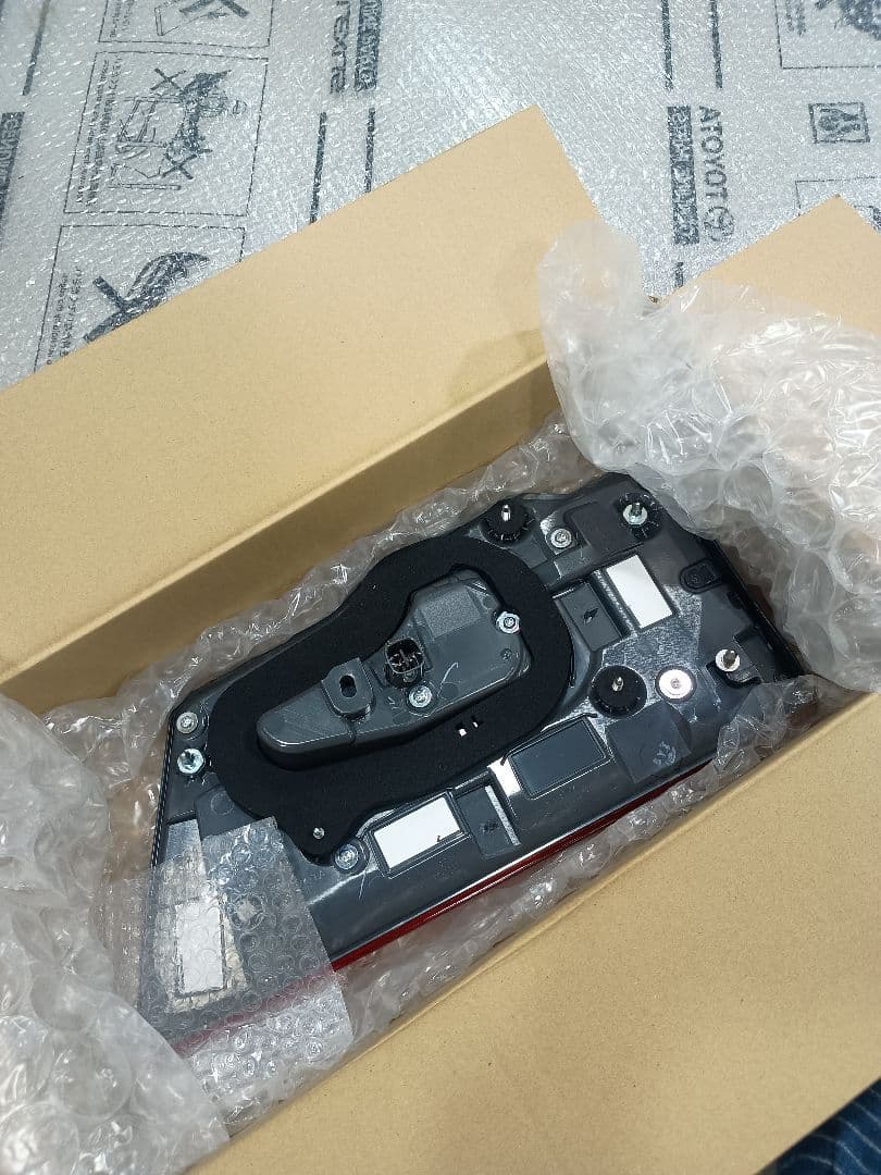 グランエース　左リアゲートランプ