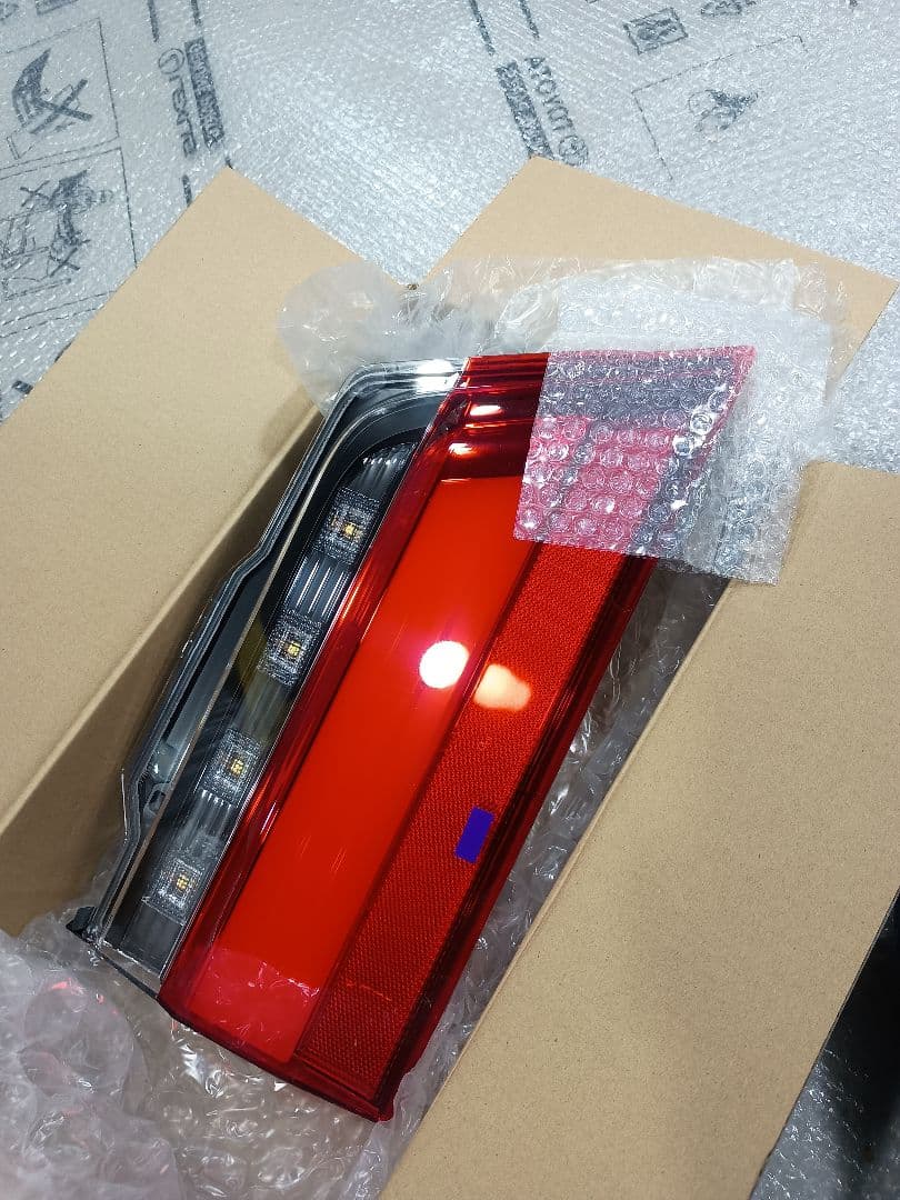 グランエース　左リアゲートランプ