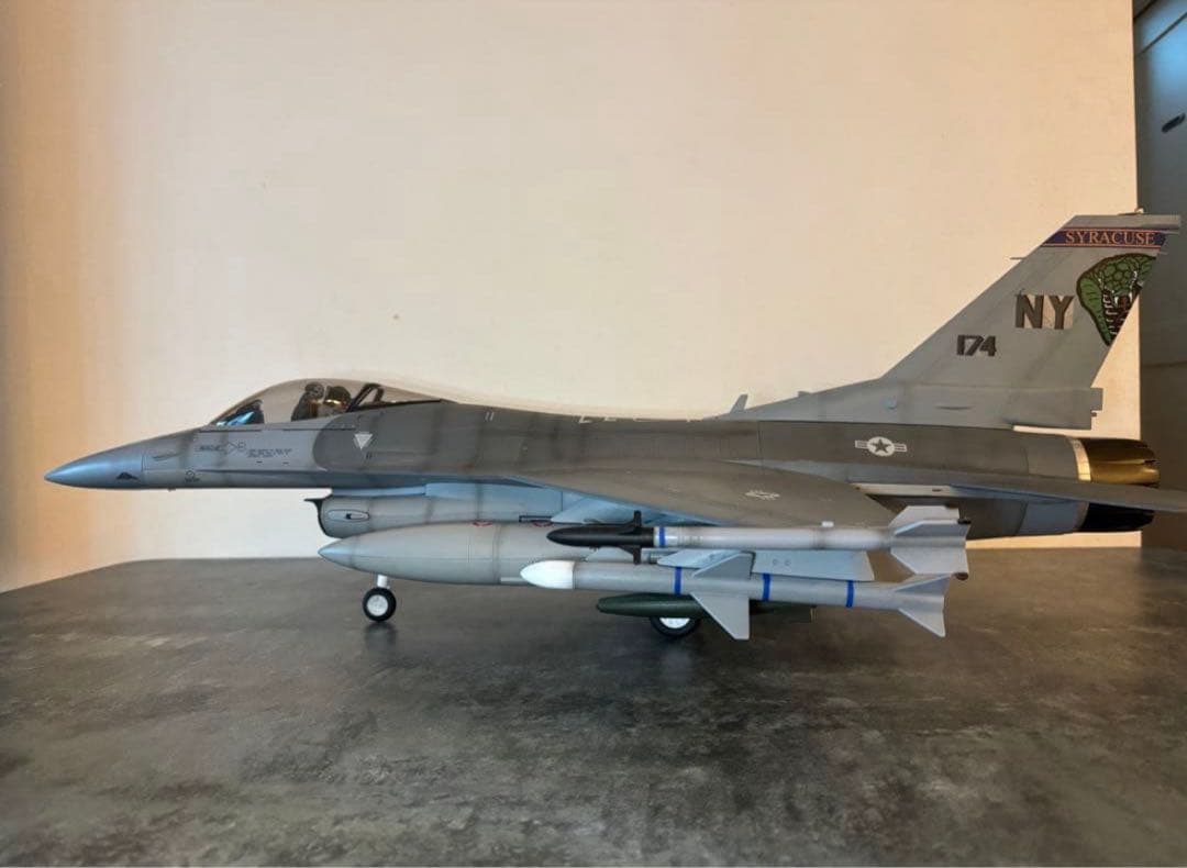 エリートフォース 1/18 F-16パイロット、ラダー付き　やっち