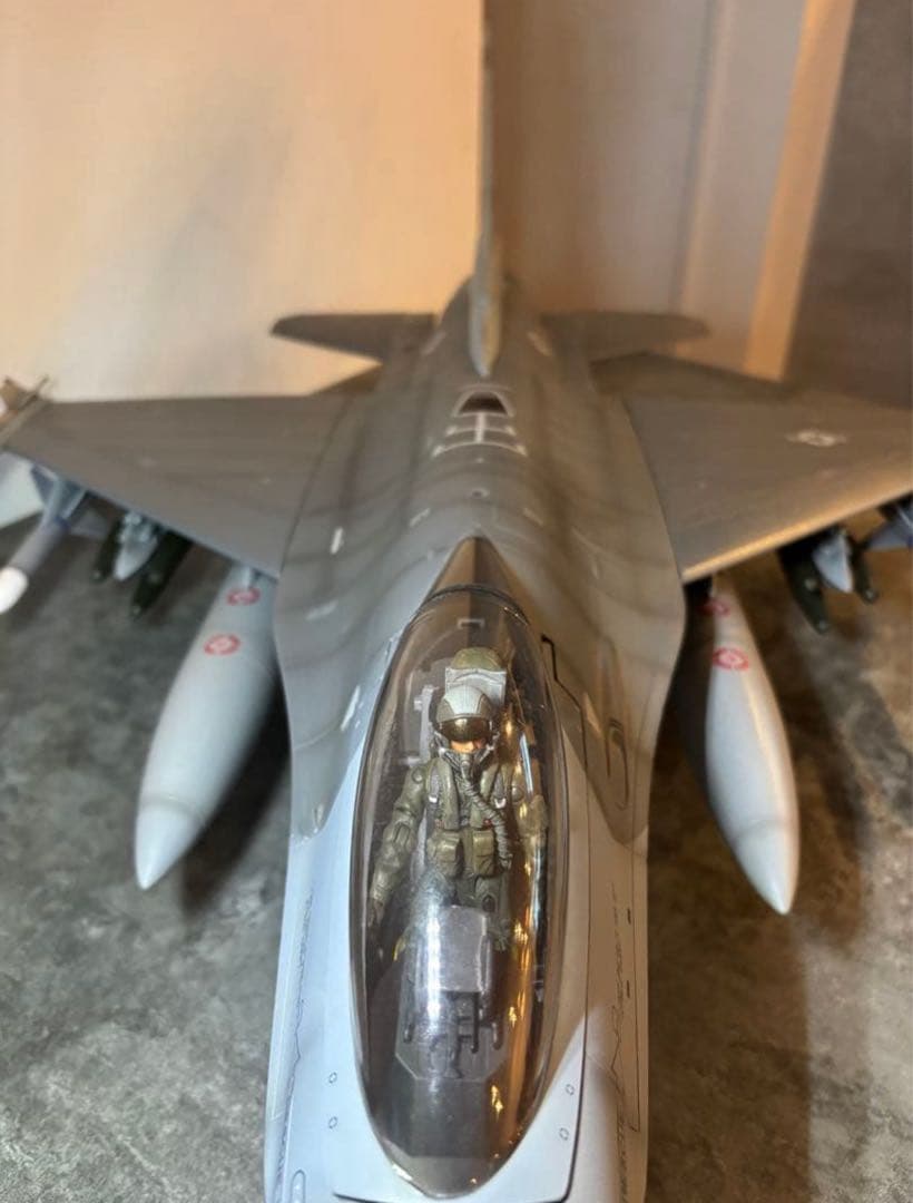 エリートフォース 1/18 F-16パイロット、ラダー付き　やっち