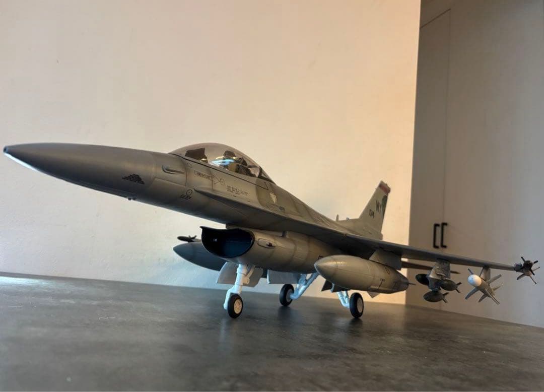 エリートフォース 1/18 F-16パイロット、ラダー付き　やっち