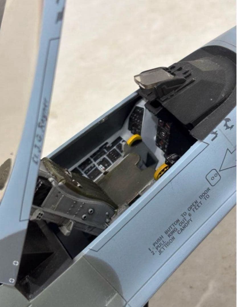 エリートフォース 1/18 F-16パイロット、ラダー付き　やっち