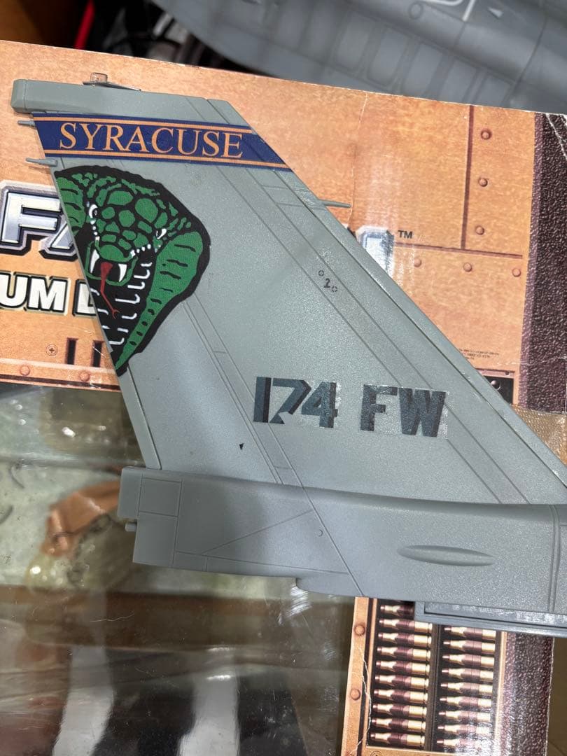 エリートフォース 1/18 F-16パイロット、ラダー付き　やっち