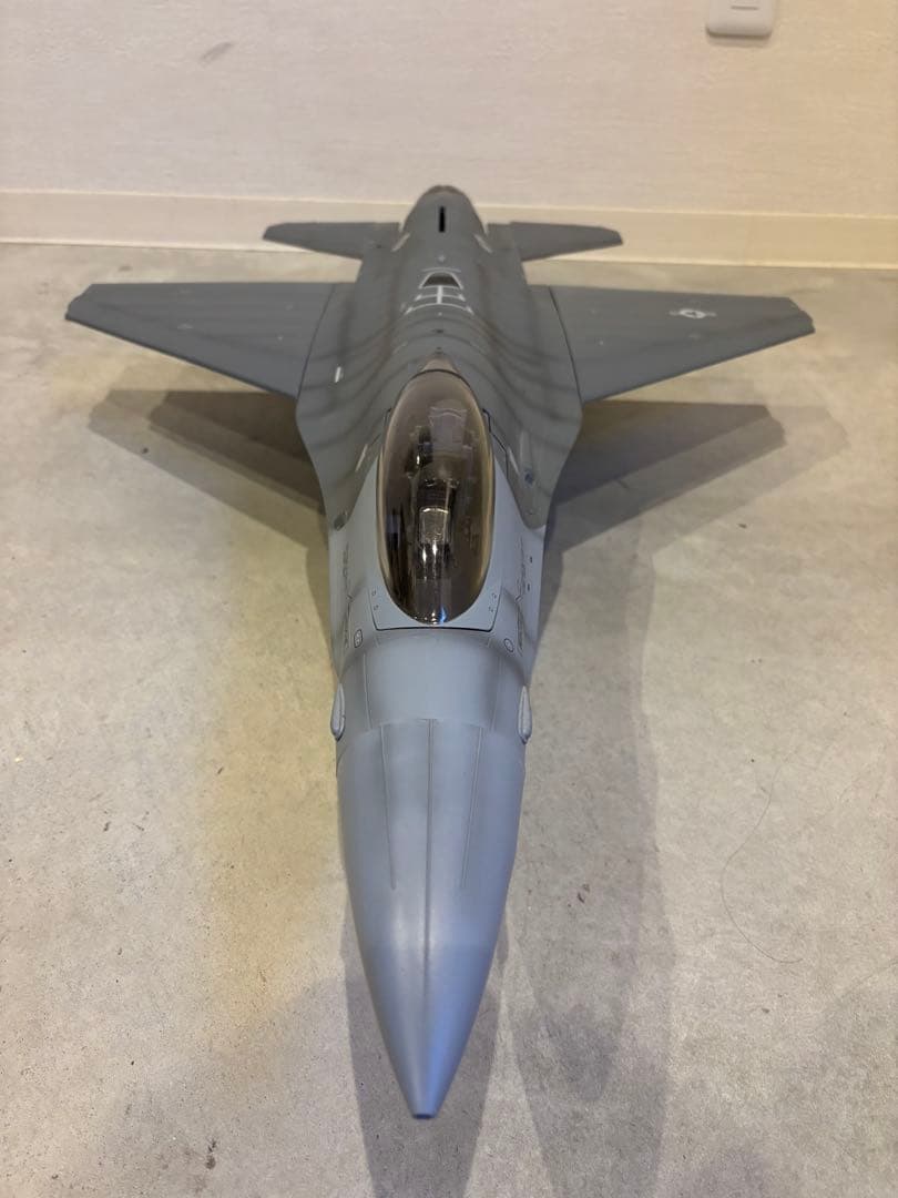 エリートフォース 1/18 F-16パイロット、ラダー付き　やっち
