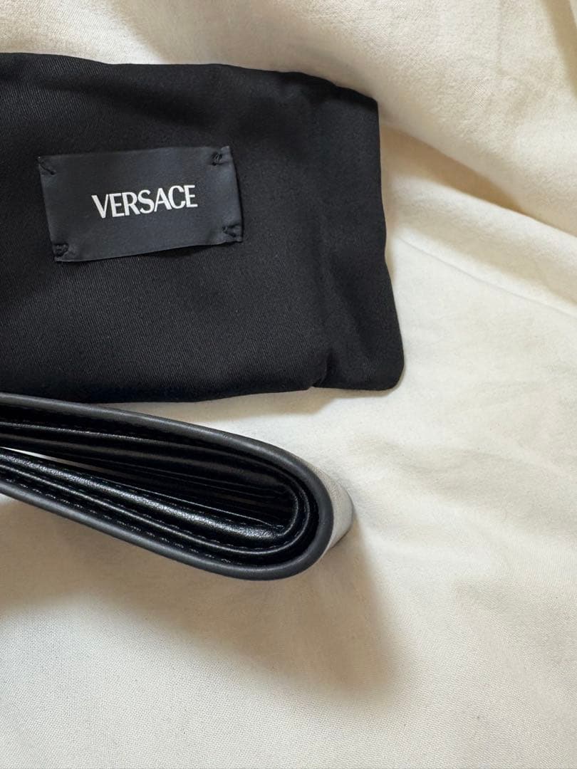 値下げ中！！【正規品】VERSACE 二つ折り財布 ブラック レザー　黒財布