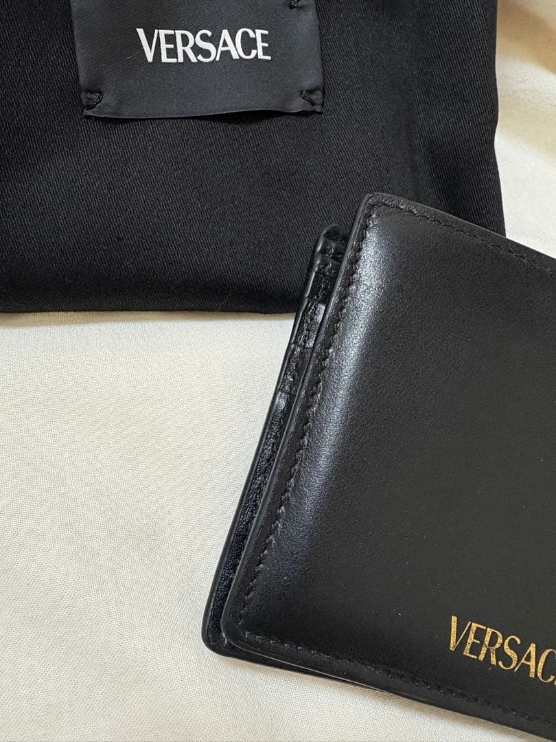 値下げ中！！【正規品】VERSACE 二つ折り財布 ブラック レザー　黒財布