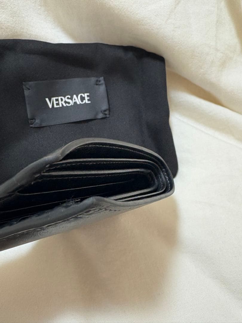 値下げ中！！【正規品】VERSACE 二つ折り財布 ブラック レザー　黒財布