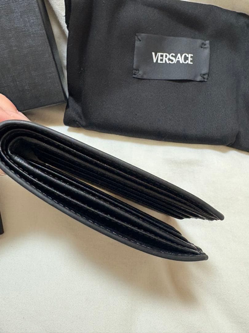 値下げ中！！【正規品】VERSACE 二つ折り財布 ブラック レザー　黒財布