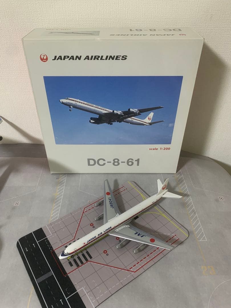 ｊａｌｕｘ公式モデル１／２００日航ＤＣ８－６１プラスティック樹脂製完成品