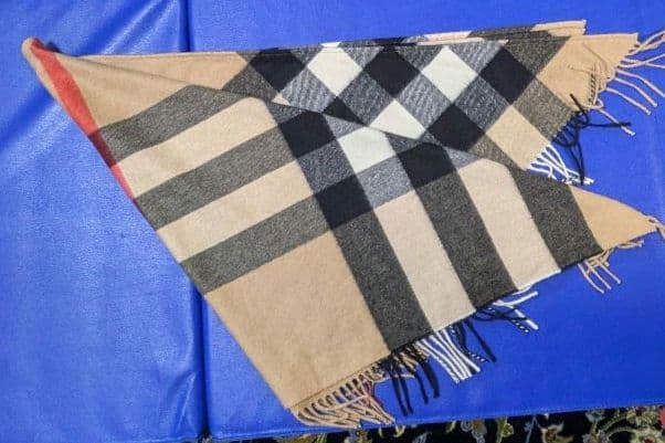 バーバリ　未使用カシミヤ100%マフラー三角