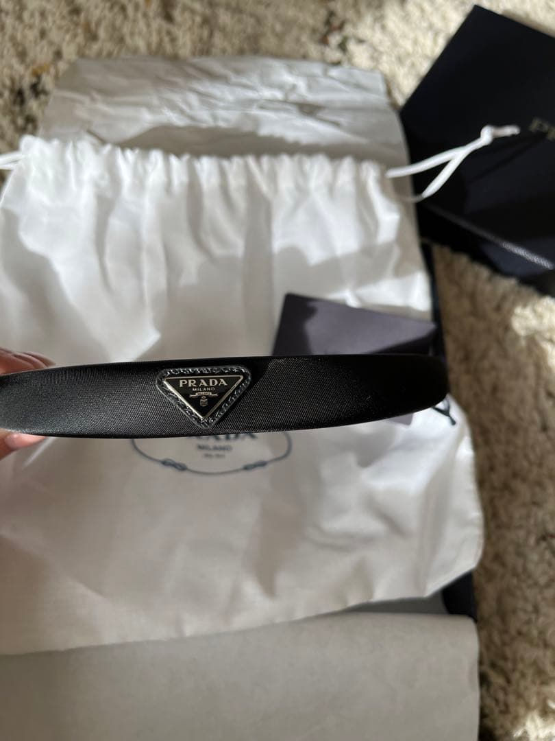 新品 PRADA トライアングル ロゴ ナイロン カチューシャ ヘッドバンド