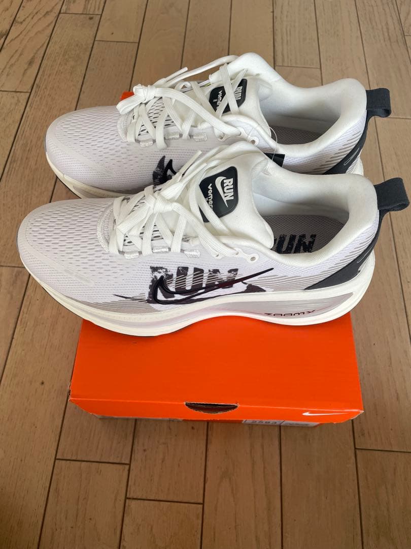 [新品未使用品]ナイキ　ボメロ18 26.0cm