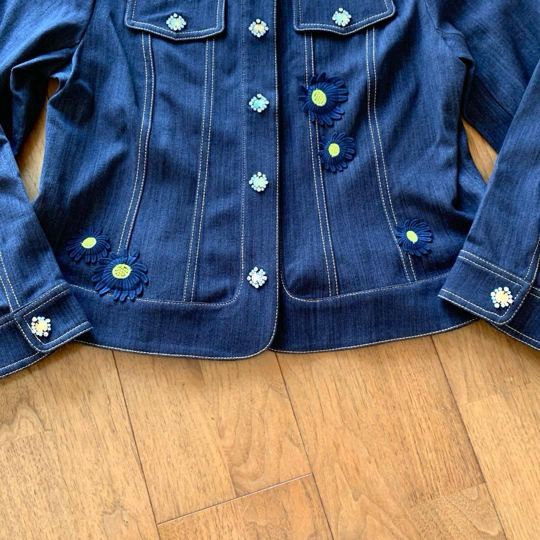 美品✨スーパービューティー デニムジャケット 刺繍 ビジューボタン　ノーカラー