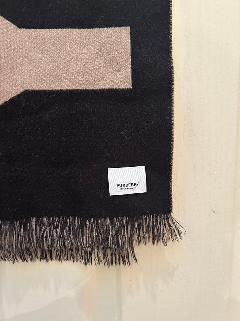 ロゴデザイン マフラー 黒とベージュ