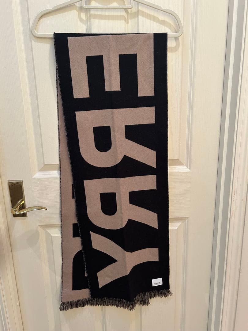 ロゴデザイン マフラー 黒とベージュ