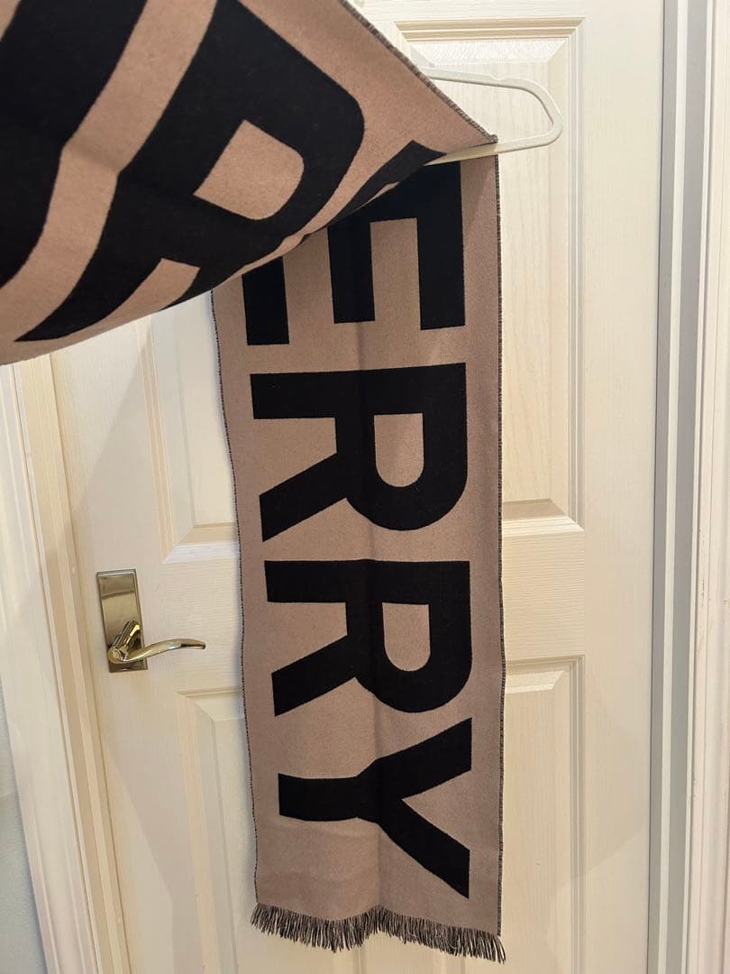 ロゴデザイン マフラー 黒とベージュ