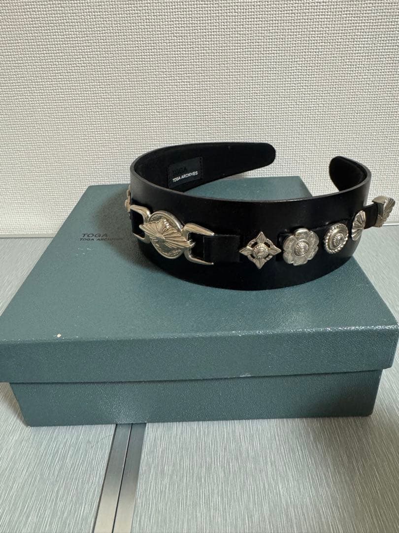 TOGA 装飾付きレザーヘアバンド